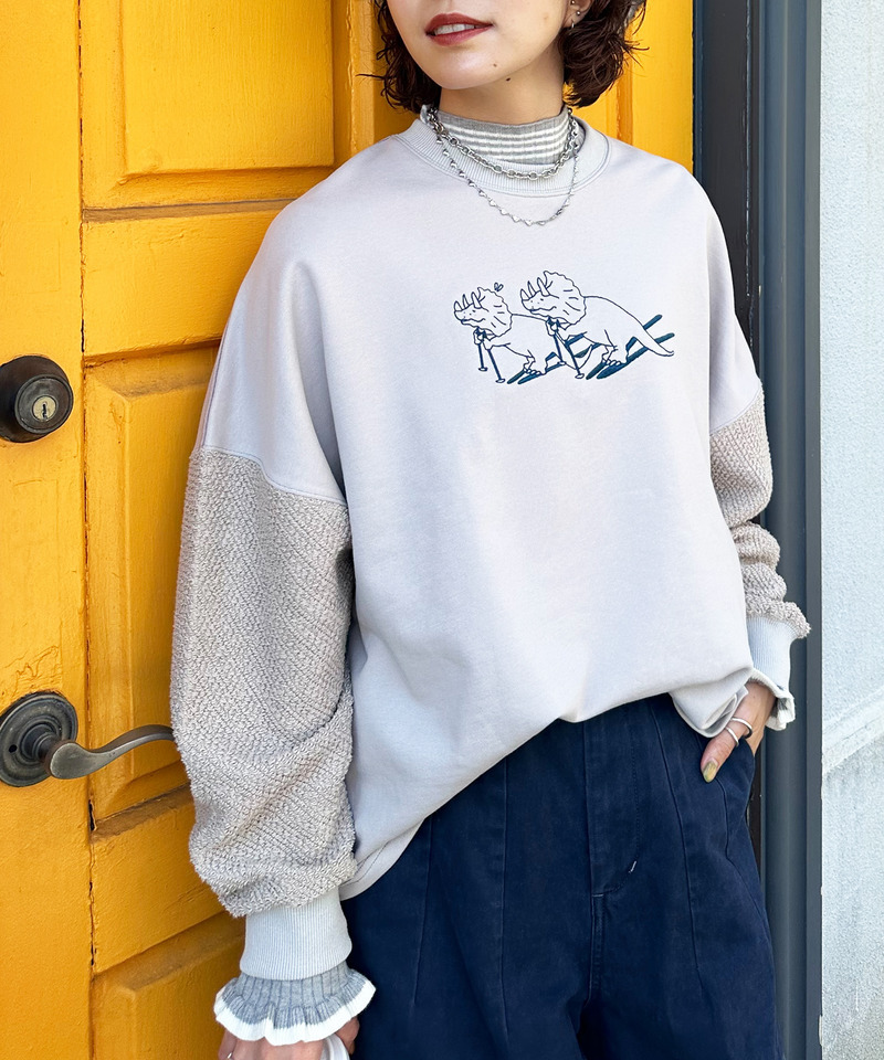 とにかく進む恐竜刺しゅうプルオーバー 詳細画像 ライトグレー 1