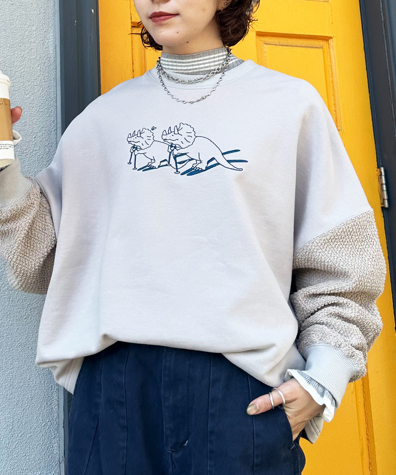 とにかく進む恐竜刺しゅうプルオーバー 詳細画像 ライトグレー 3