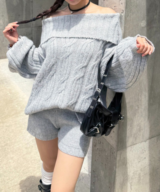 オフショルニット×ショートパンツ
