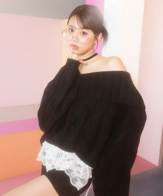 オフショルニット×ショートパンツ