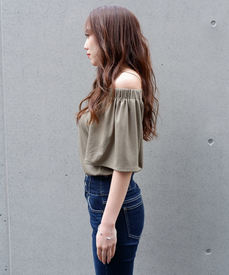 オフショルダーカットトップス 詳細画像 カーキ 2
