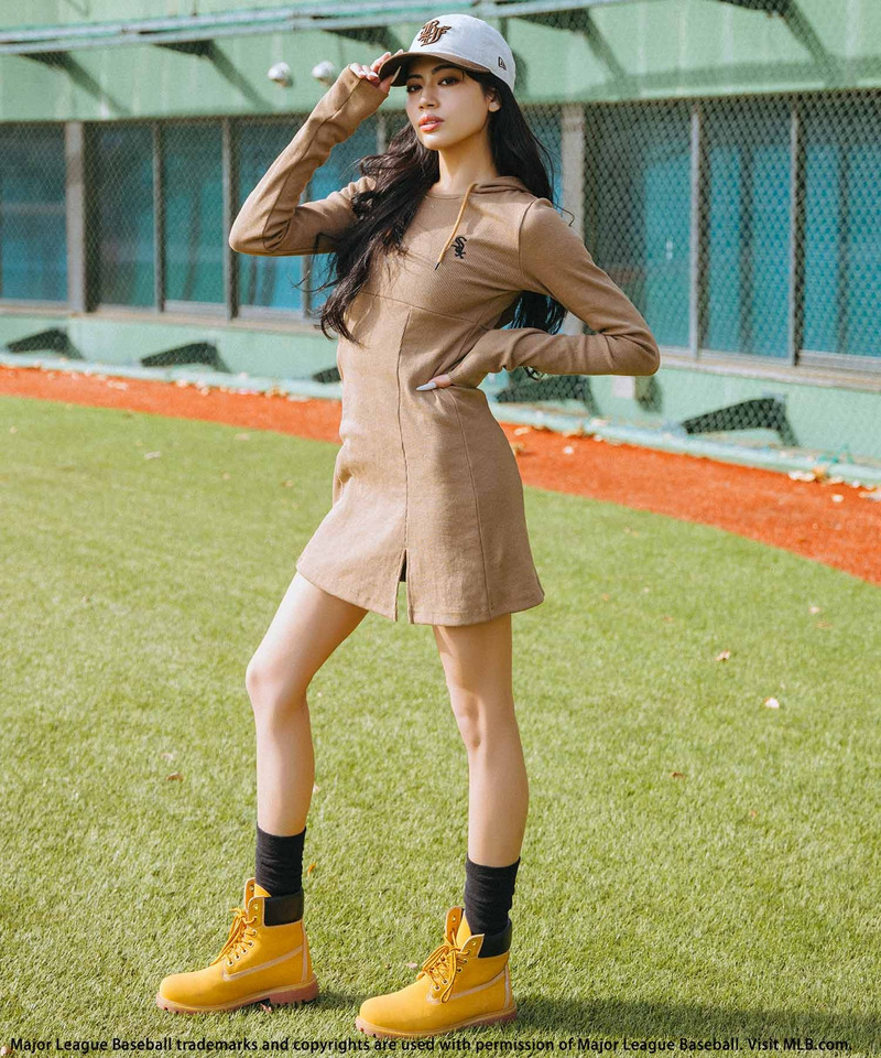 【MLB】刺しゅうロゴタイトリブフーディミニワンピース 詳細画像 ブラウン 2