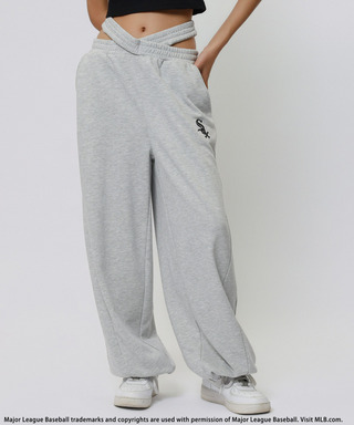 【MLB】刺しゅうロゴウエストカットバレルレッグスウェットパンツ