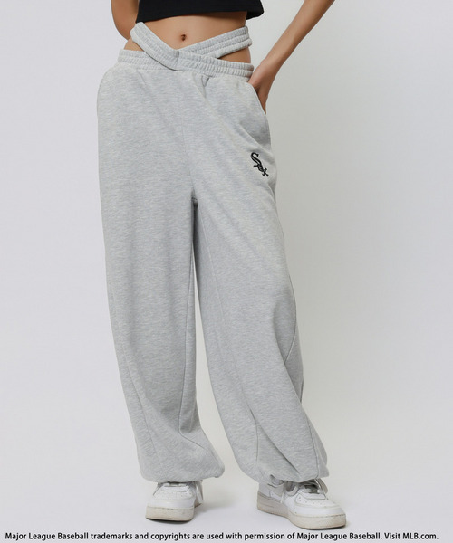 【MLB】刺しゅうロゴウエストカットバレルレッグスウェットパンツ 詳細画像
