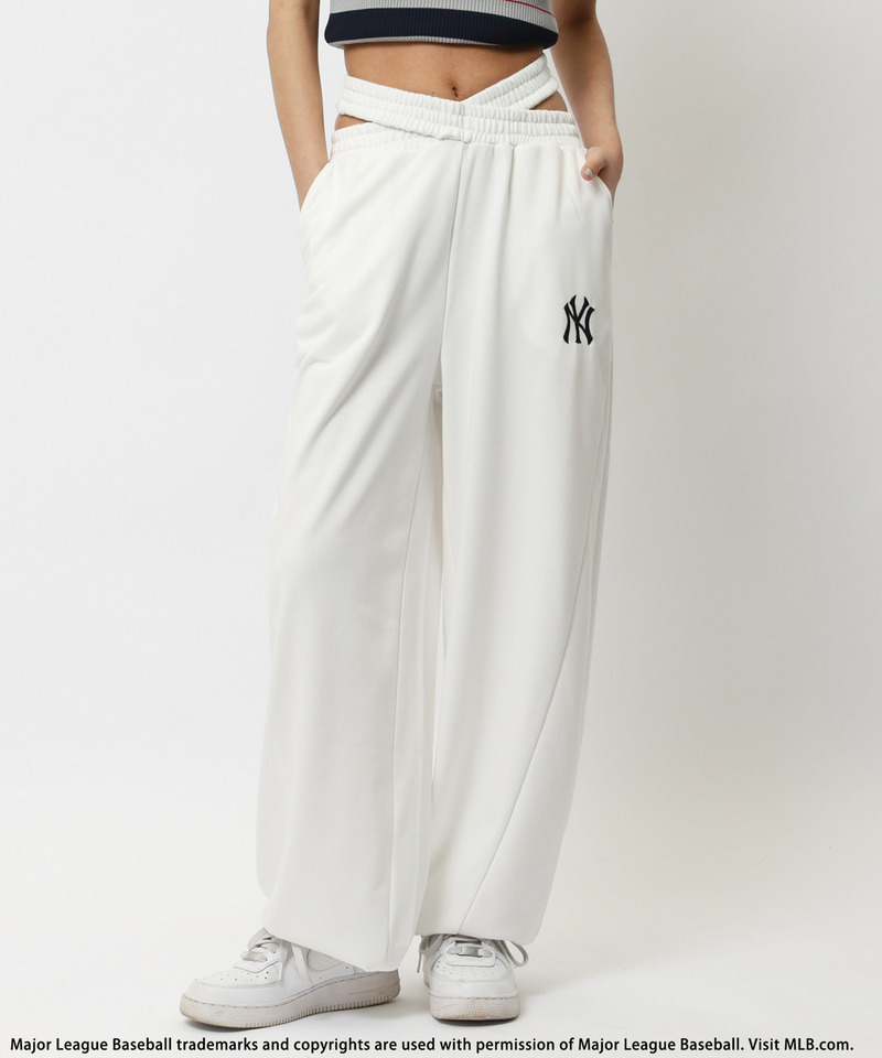 【MLB】刺しゅうロゴウエストカットバレルレッグスウェットパンツ 詳細画像 ホワイト 1