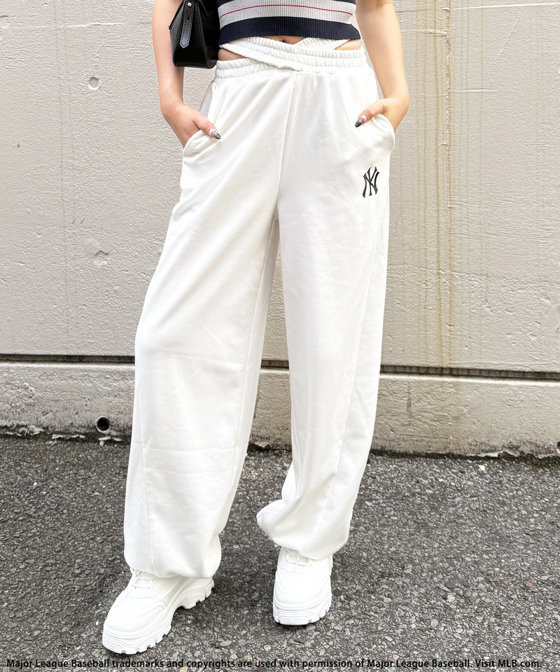 【MLB】刺しゅうロゴウエストカットバレルレッグスウェットパンツ 詳細画像 ホワイト 5