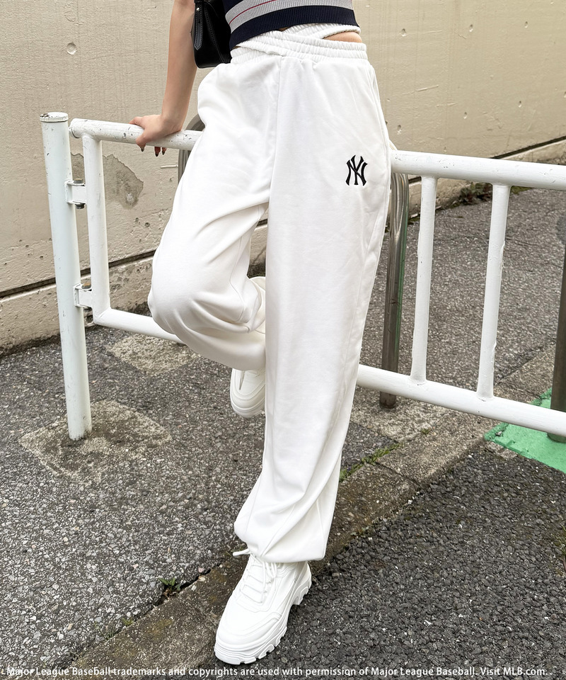 【MLB】刺しゅうロゴウエストカットバレルレッグスウェットパンツ 詳細画像 ホワイト 7