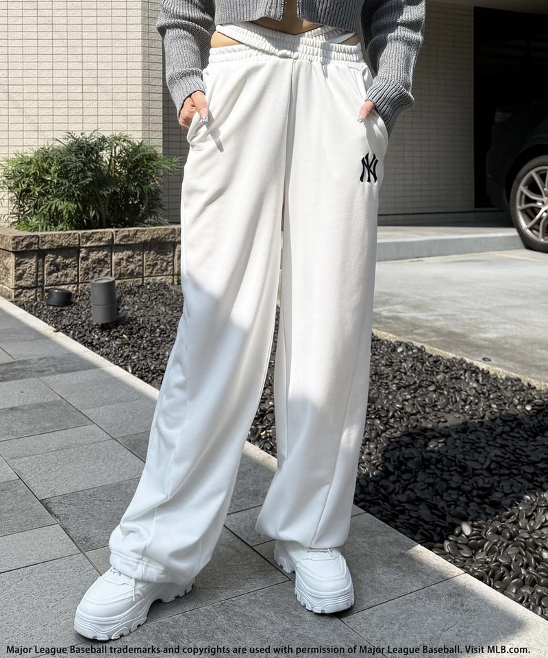 【MLB】刺しゅうロゴウエストカットバレルレッグスウェットパンツ 詳細画像 ホワイト 9
