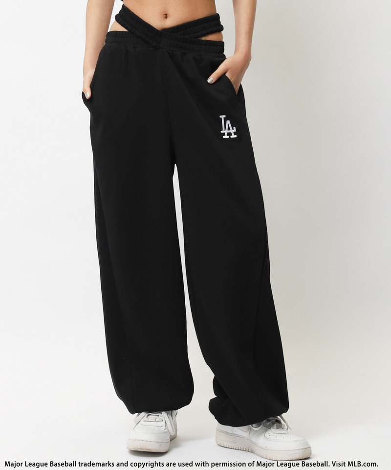 【MLB】刺しゅうロゴウエストカットバレルレッグスウェットパンツ 詳細画像 ブラック 1