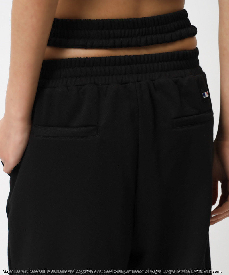 【MLB】刺しゅうロゴウエストカットバレルレッグスウェットパンツ 詳細画像 ブラック 15