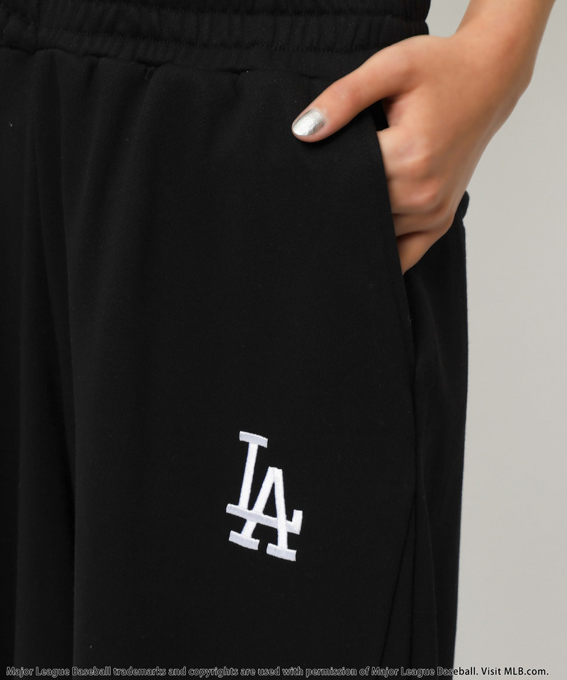 【MLB】刺しゅうロゴウエストカットバレルレッグスウェットパンツ 詳細画像 ブラック 16