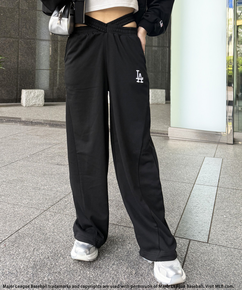 【MLB】刺しゅうロゴウエストカットバレルレッグスウェットパンツ 詳細画像 ブラック 5