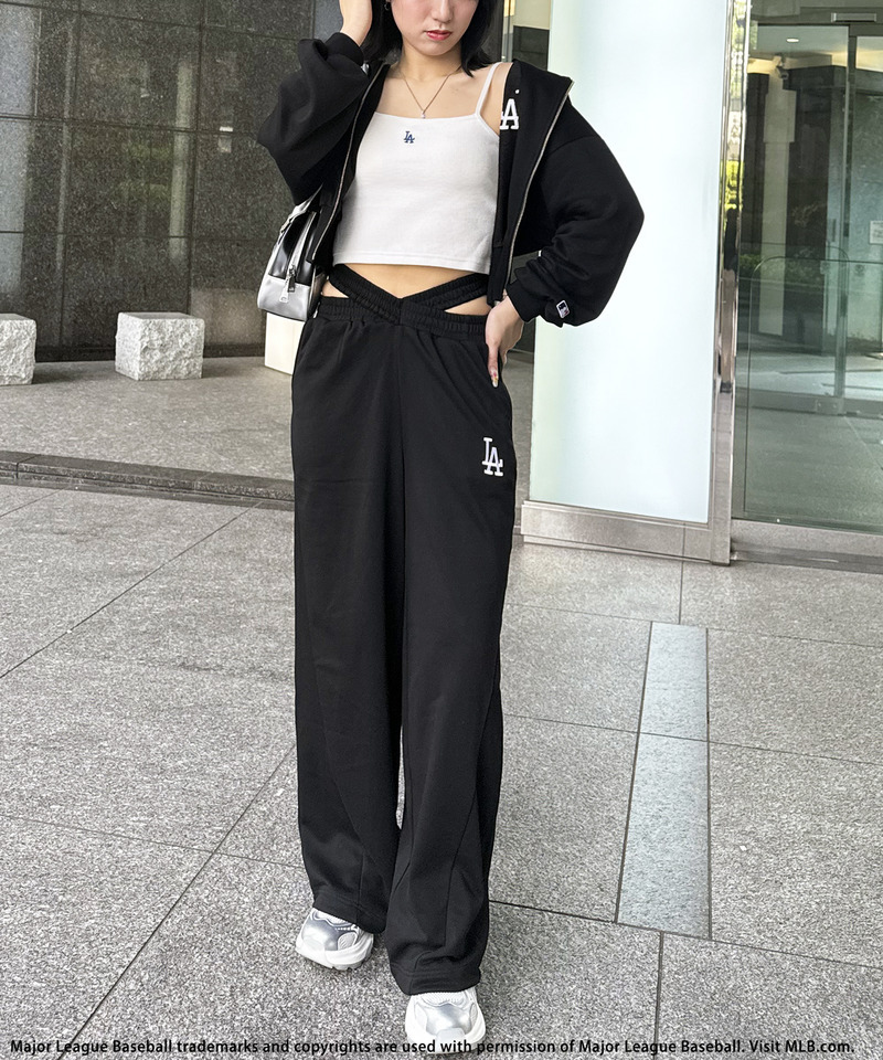 【MLB】刺しゅうロゴウエストカットバレルレッグスウェットパンツ 詳細画像 ブラック 6