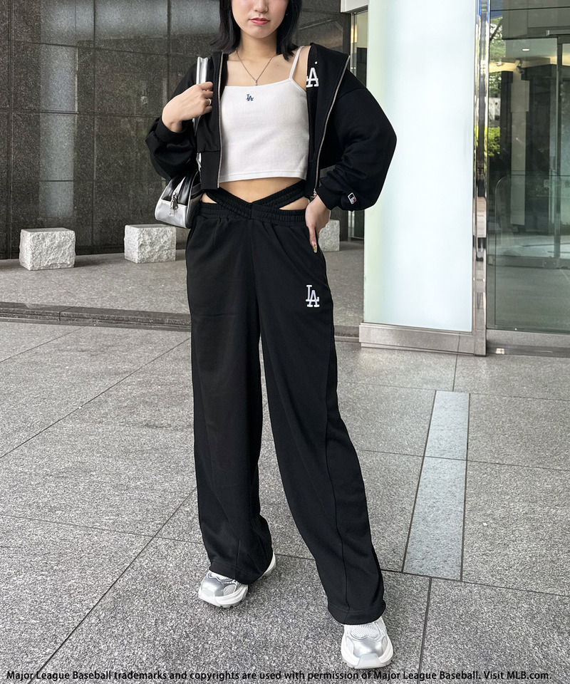 【MLB】刺しゅうロゴウエストカットバレルレッグスウェットパンツ 詳細画像 ブラック 7