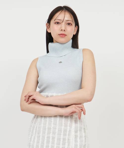 プレートニットチャーム付ノースリーブハイネックラメニットトップス 詳細画像