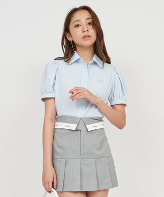 オリジナルロゴ刺しゅうパールボタンパフスリーブブラウス