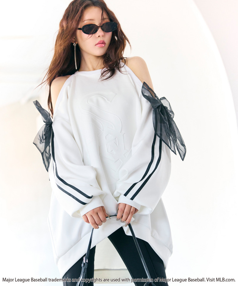 【GirlsAward2025 A/W 加藤 史帆様着用】【MLB】エンボスロゴBIGリボンコールドショルダーチュニック 詳細画像 オフホワイト 17