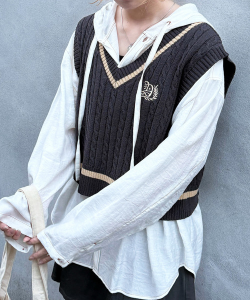 ワンポイント刺しゅうラインニットベスト 詳細画像