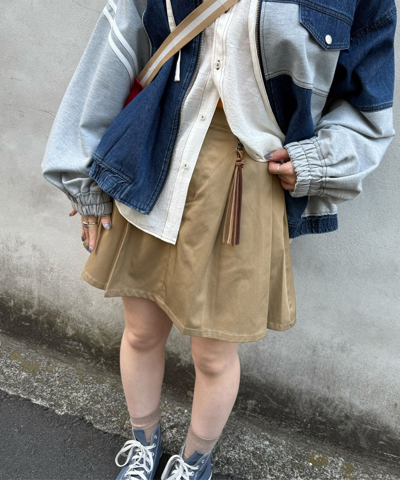 チャーム付きサイドプリーツミニスカート 詳細画像 ベージュ 2