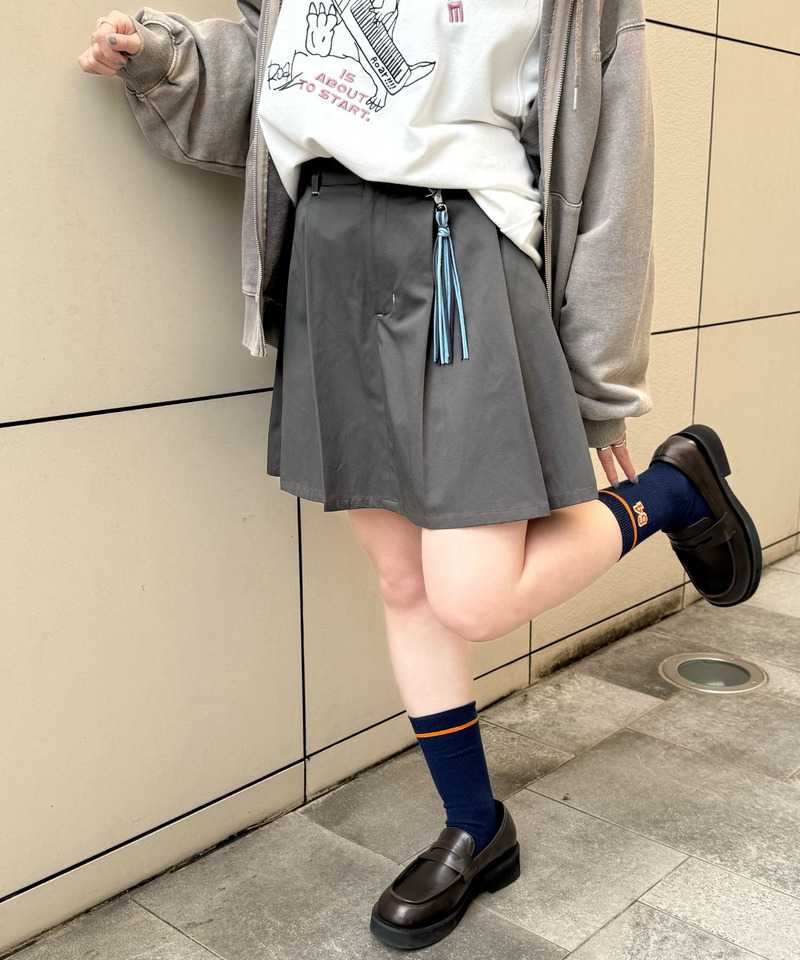 チャーム付きサイドプリーツミニスカート 詳細画像 ブラック系 2