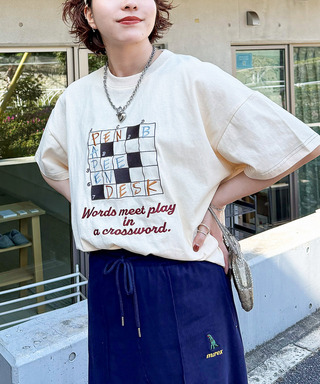 Words meet play in a crossword.刺繍TEE