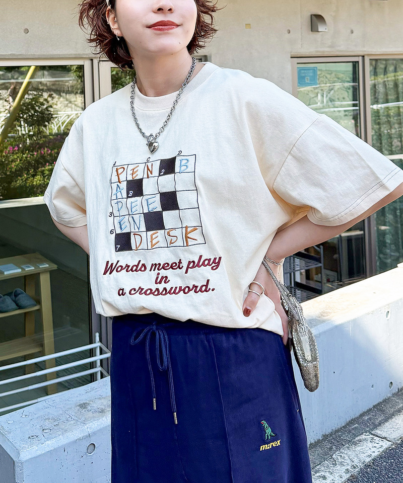 Words meet play in a crossword.刺繍TEE 詳細画像 オフホワイト 1