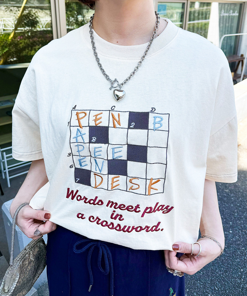 Words meet play in a crossword.刺繍TEE 詳細画像 オフホワイト 6