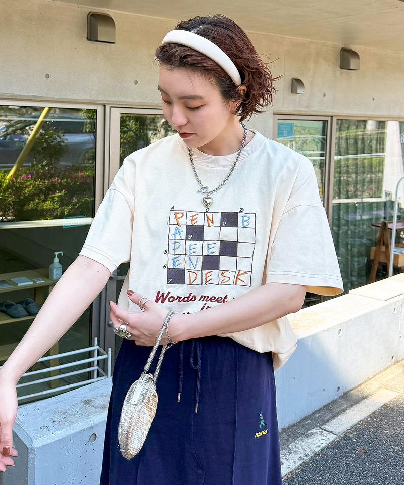 Words meet play in a crossword.刺繍TEE 詳細画像 オフホワイト 7