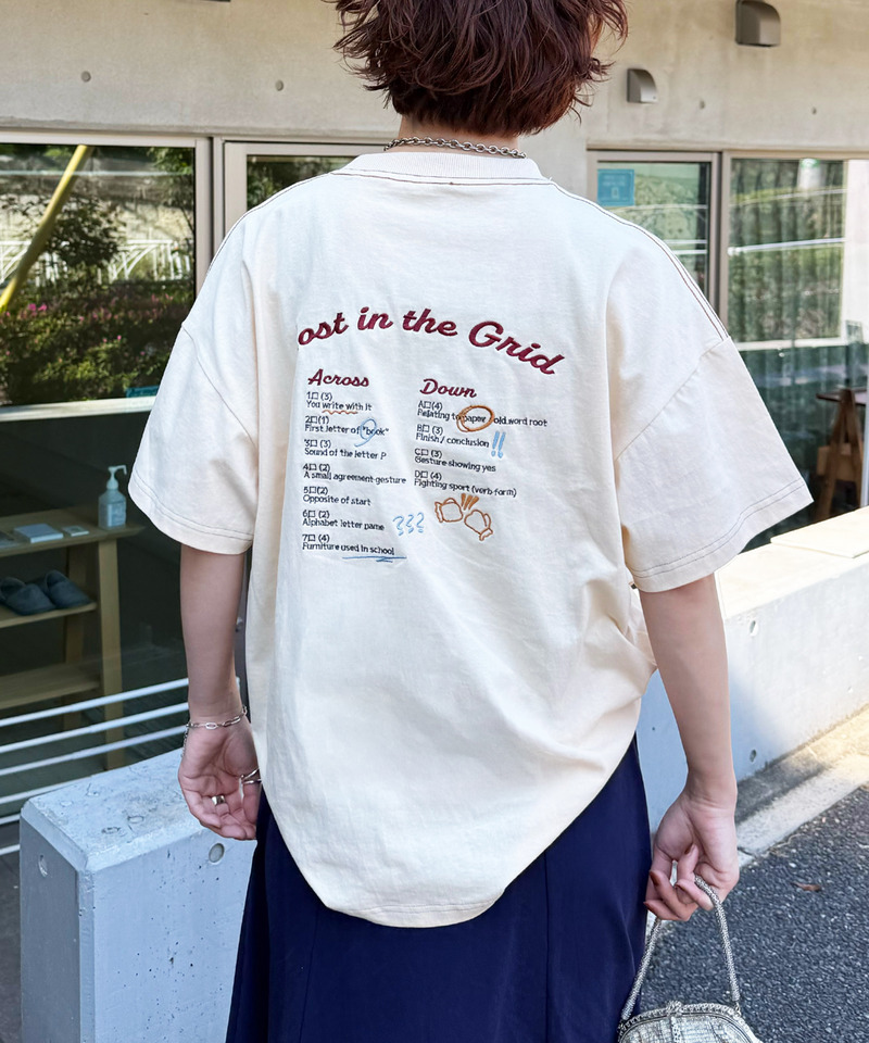 Words meet play in a crossword.刺繍TEE 詳細画像 オフホワイト 8
