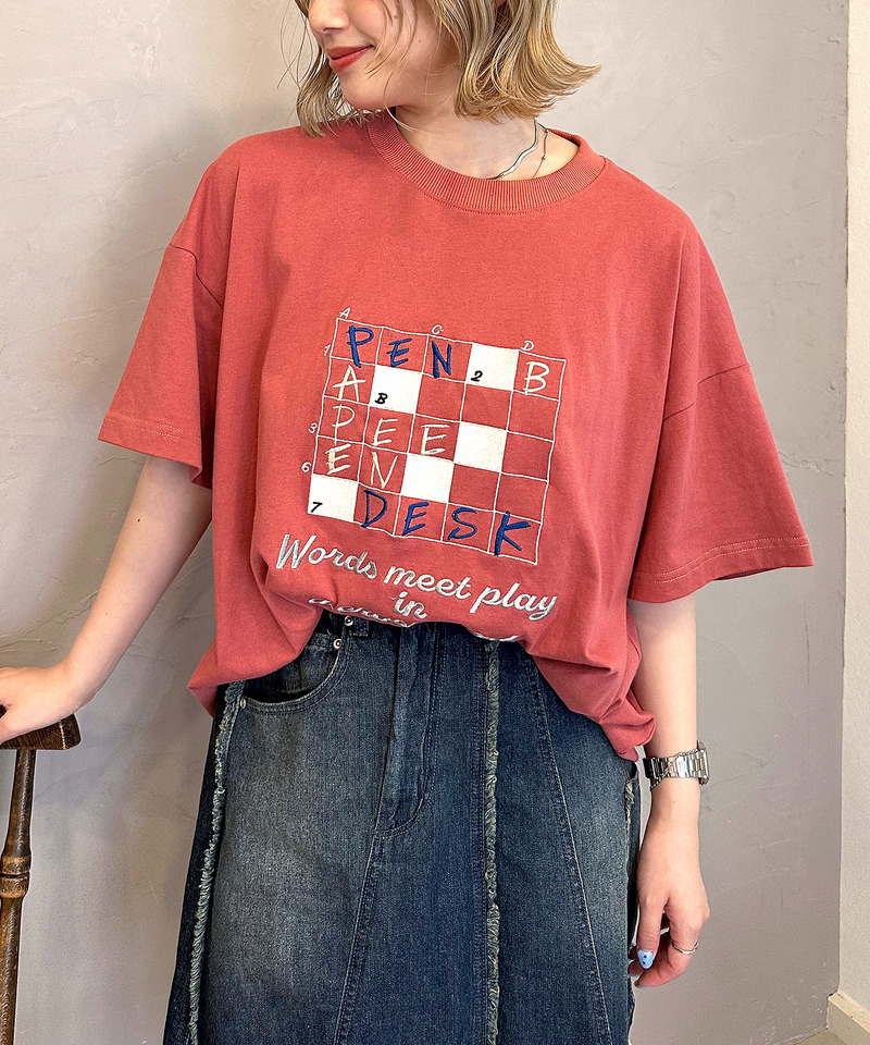 Words meet play in a crossword.刺繍TEE 詳細画像 ピンク 2