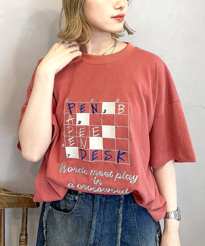Words meet play in a crossword.刺繍TEE 詳細画像 ピンク 4