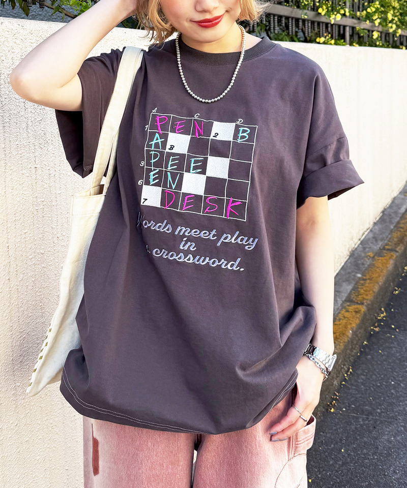 Words meet play in a crossword.刺繍TEE 詳細画像 ブラック系 2