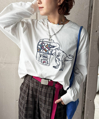 カプセルトイを回したい恐竜刺しゅうロンTEE