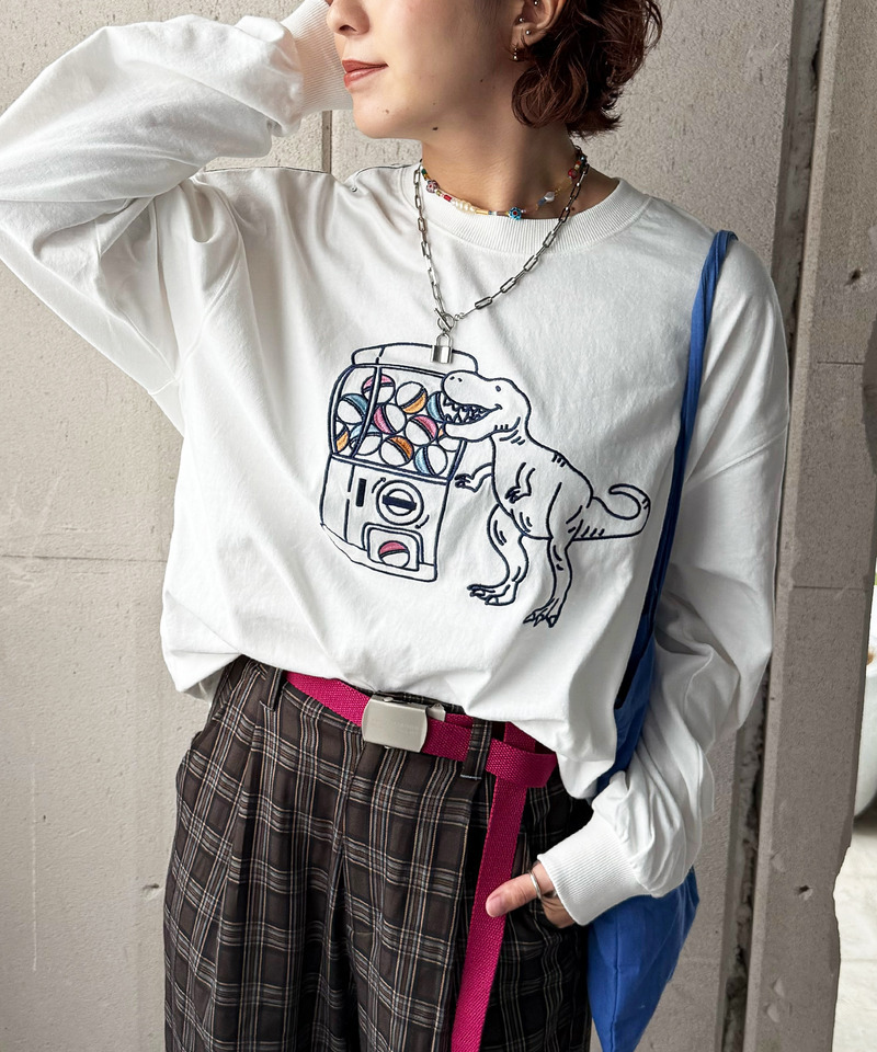 カプセルトイを回したい恐竜刺しゅうロンTEE 詳細画像 オフホワイト 1