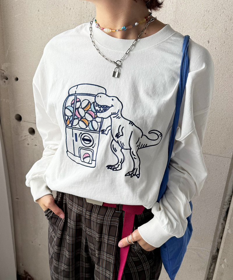 カプセルトイを回したい恐竜刺しゅうロンTEE 詳細画像 オフホワイト 2