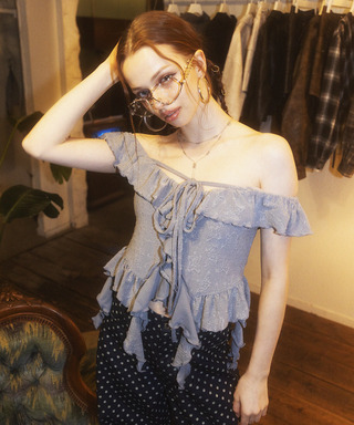 オフショルラメラッフルトップス