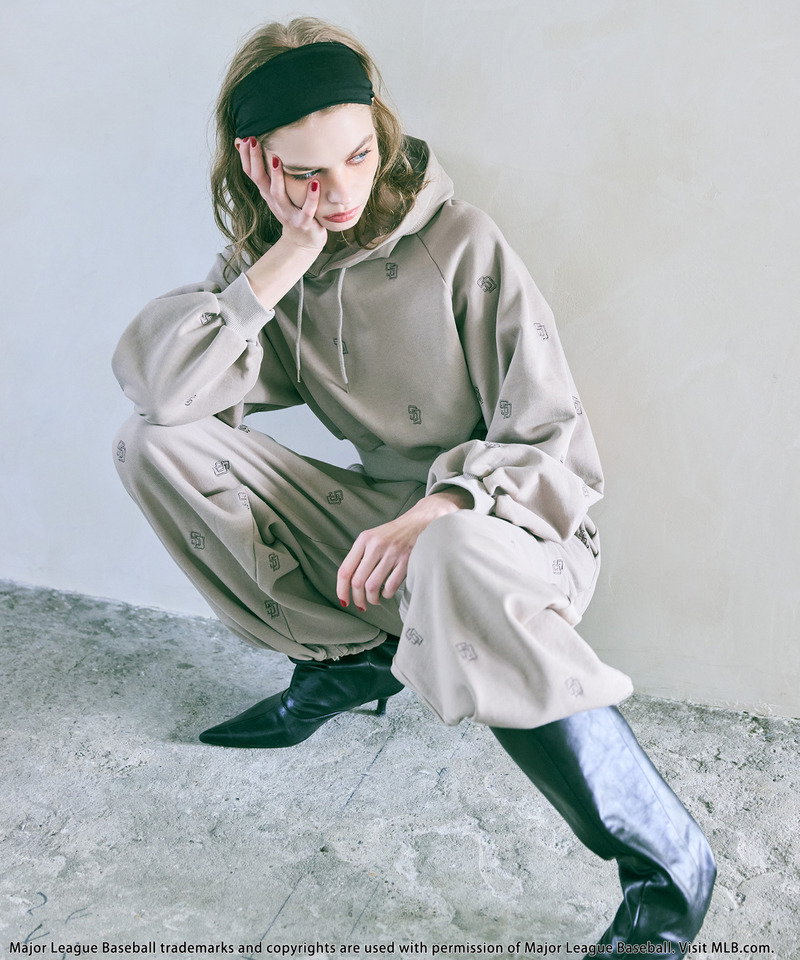 【MLB】総柄刺しゅうロゴフーディセットアップ 詳細画像 ブラウン 5