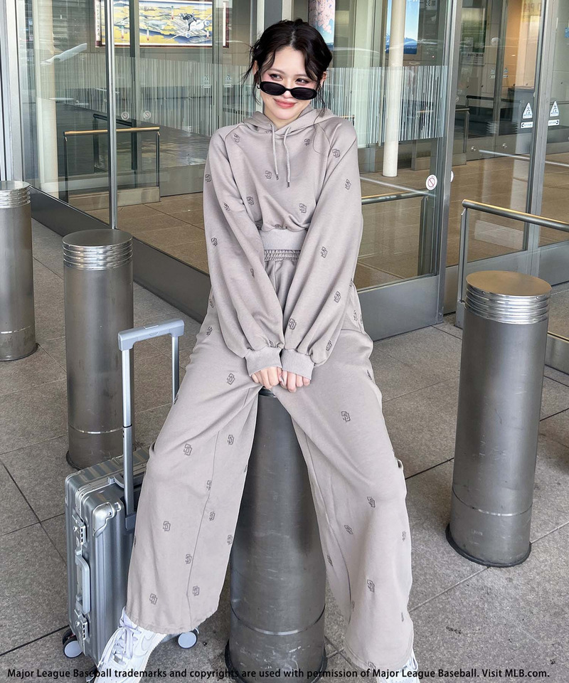 【MLB】総柄刺しゅうロゴフーディセットアップ 詳細画像 ブラウン 8