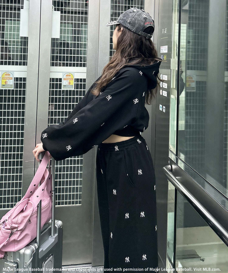 【MLB】総柄刺しゅうロゴフーディセットアップ 詳細画像 ブラック 11