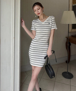 【ONLINE限定カラーあり】ロゴ刺しゅうケーブルニットミニワンピース