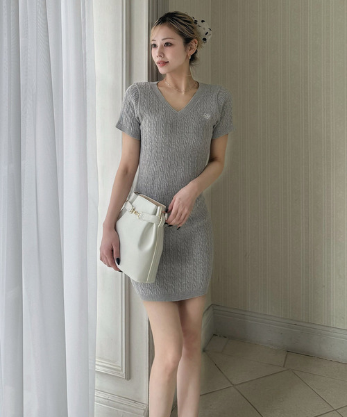 【ONLINE限定カラーあり】ロゴ刺しゅうケーブルニットミニワンピース