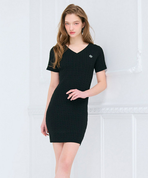【ONLINE限定カラーあり】ロゴ刺しゅうケーブルニットミニワンピース
