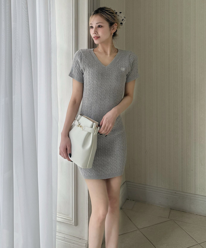 【ONLINE限定カラーあり】ロゴ刺しゅうケーブルニットミニワンピース 詳細画像 グレー 1