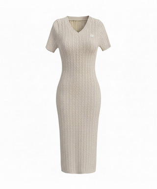 【ONLINE限定カラーあり】ロゴ刺しゅうケーブルニットワンピース