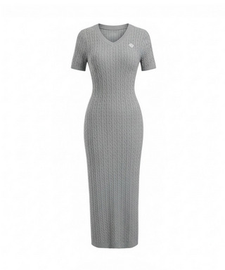 【ONLINE限定カラーあり】ロゴ刺しゅうケーブルニットワンピース