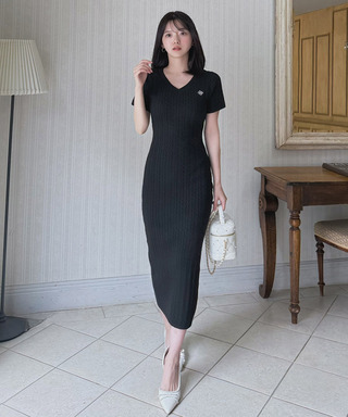 【ONLINE限定カラーあり】ロゴ刺しゅうケーブルニットワンピース