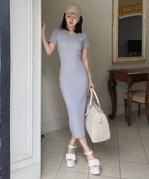 【ONLINE限定カラーあり】ロゴ刺しゅうケーブルニットワンピース