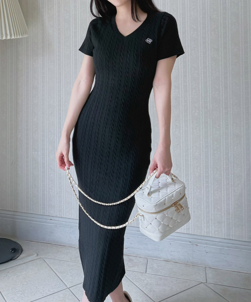 【ONLINE限定カラーあり】ロゴ刺しゅうケーブルニットワンピース 詳細画像 ブラック 2