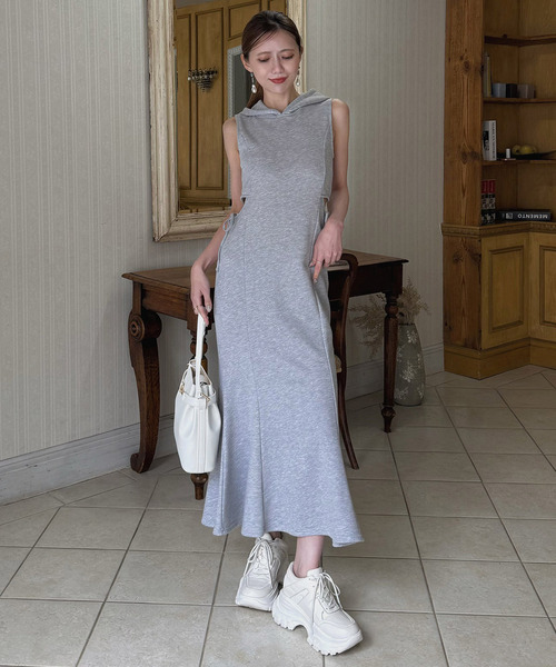 ラメ裏毛ラインストーンロゴカットアウトフーディーワンピース