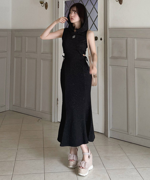 ラメ裏毛ラインストーンロゴカットアウトフーディーワンピース